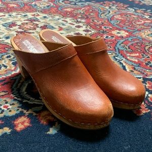 American Apparel Cognac Leather Clogs Sz 8